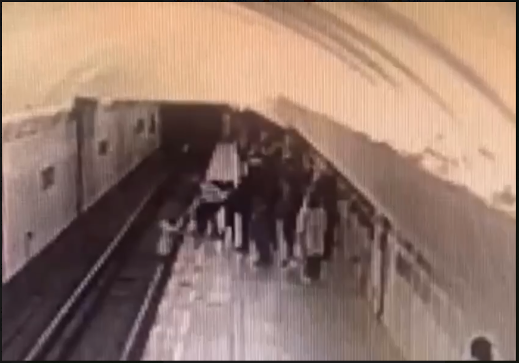 Aiqailap sóilegen jasóspirimdi qariia metro relsine iterip jiberdi (VIDEO)